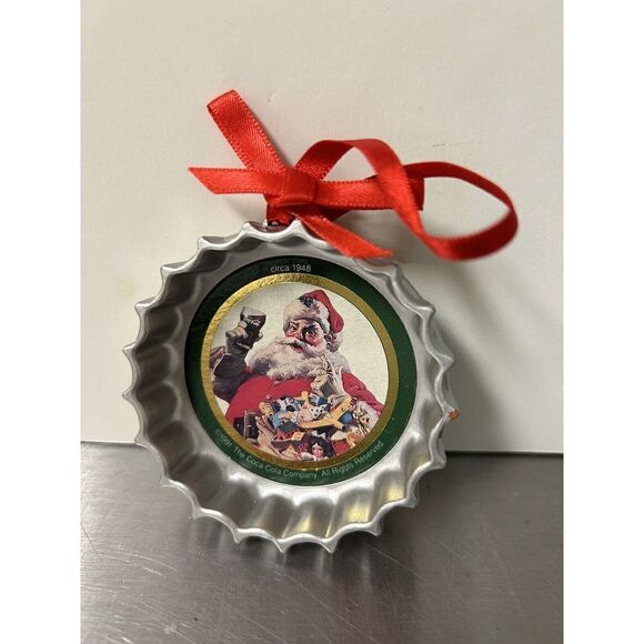 1991 CIRCA 1948 COCA COLA SANTA TRIM-A-TREE BOTTLECAP CHRISTMAS ORNAMENT - Picture 1 of 4
